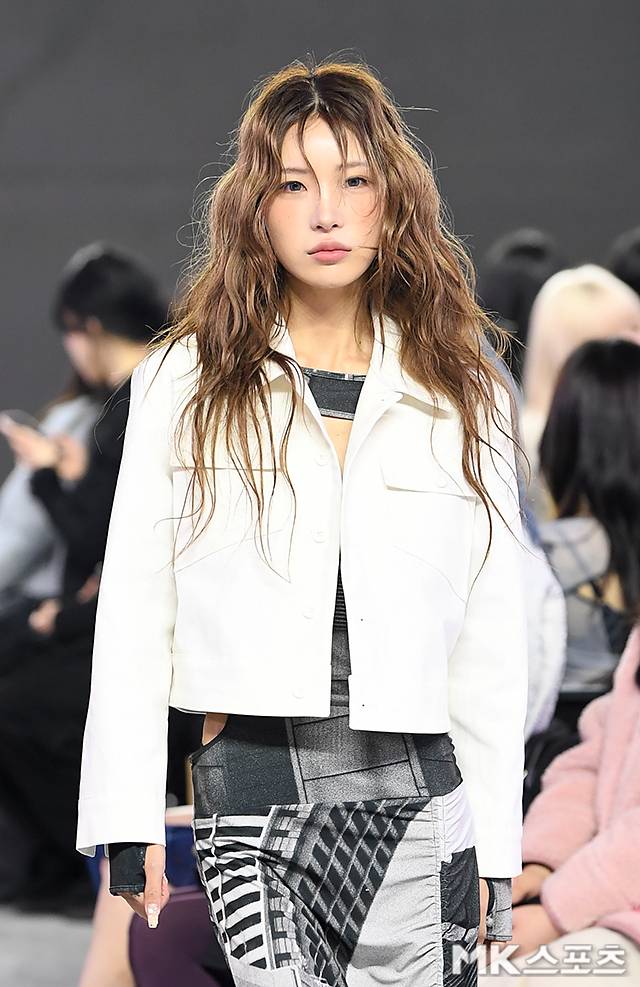 2026 F/W 서울패션위크’가 4일 서울 동대문디자인플라자(DDP)에서 열렸다. 배우 고(故) 최진실의 딸 최준희가 페노메논시퍼 쇼 모델로 캣워크를 갖고 있다.