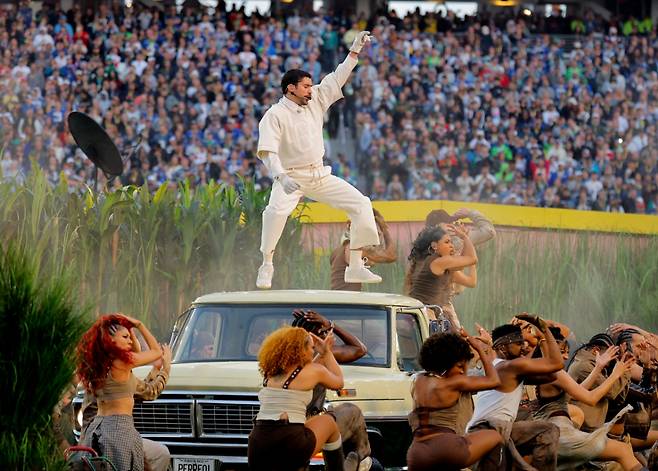 미국령 푸에르토리코 출신의 그래미상 수상자 배드 버니가 8일(현지시간) 미국 캘리포니아주 산타클라라의 리바이스 스타디움에서 열린 슈퍼볼 하프타임 무대에서 공연을 하고 있다. /로이터=뉴스1