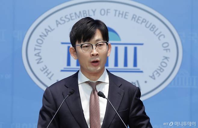 (서울=뉴스1) 신웅수 기자 = 과학기술정보방송통신위원회 소속 박충권 국민의힘 의원이 22일 서울 여의도 국회 소통관에서 더불어민주당의 쿠팡 연석 청문회 추진 관련 기자회견을 하고 있다.   민주당은 오는 30~31일 쿠팡 사태와 관련해 관련 상임위 연석 청문회를 추진한다. 2025.12.22/뉴스1  Copyright (C) 뉴스1. All rights reserved. 무단 전재 및 재배포,  AI학습 이용 금지. /사진=(서울=뉴스1) 신웅수 기자