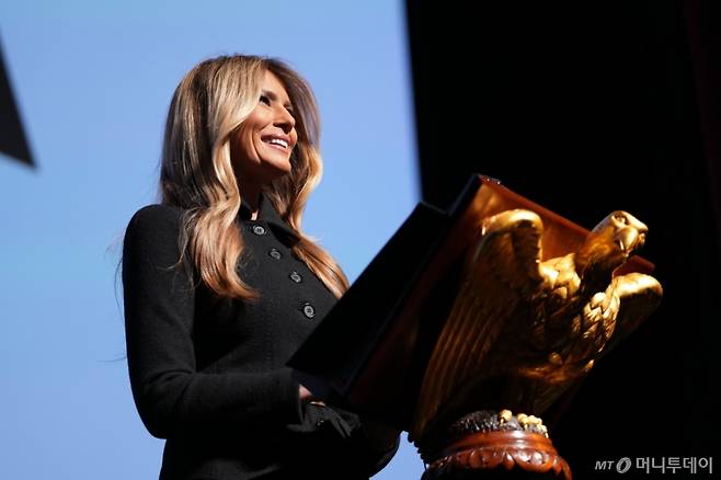 [워싱턴=AP/뉴시스] 도널드 트럼프 미국 대통령의 부인 멜라니아 여사가 29일(현지 시간) 워싱턴D.C. 트럼프-케네디 센터에서 열린 본인의 다큐 '멜라니아' 시사회에 참석해 연설하고 있다. 영화 '멜라니아'는 트럼프 대통령 2기 취임식을 앞둔 지난해 1월 당시 멜라니아 여사의 20일간 일정을 보여주는 것으로 30일부터 미국 내 1500개 극장에서 개봉한다. 2026.01.30. /사진=민경찬