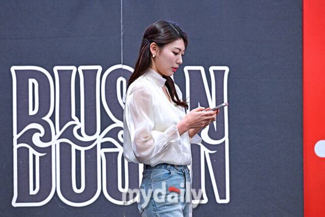 ▲ 확인하고 또 확인하는 리포팅 원고. [사진 = 한국배구연맹(KOVO)]