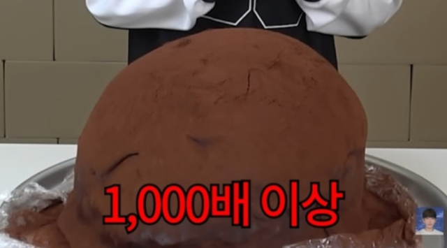 지난 7일, 유튜브 채널 '보겸s'에 300kg 짜리 두바이 쫀득 쿠키가 등장했다./유튜브 채널 '보겸s'
