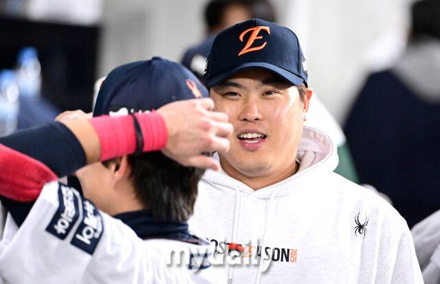 2025년 10월 24일 오후 대전한화생명볼파크에서 열린 '2025 신한 SOL BANK KBO 포스트 시즌' 삼성 라이온즈와 한화 이글스의 플레이오프(PO) 5차전 경기한화 류현진이 더그아웃에서 환하게 웃고 있다./마이데일리