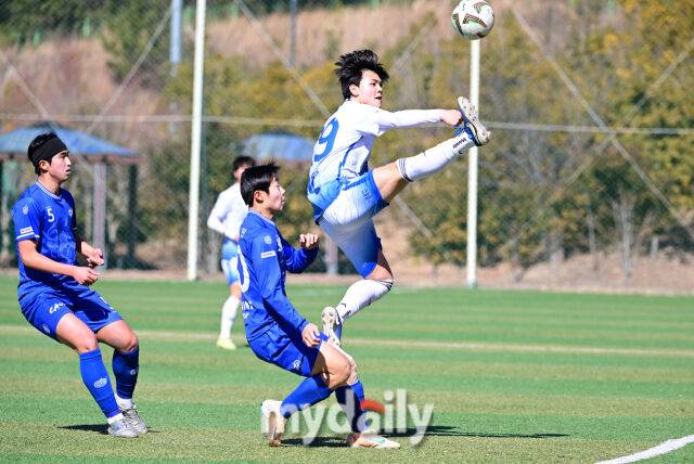 2026년 2월 9일 경상남도 통영산양스포츠파크에서 ' '약속의 땅 통영, 제62회 춘계대학축구연맹전' 중앙대학교과 단국대학교의 경기가 열렸다.단국대 정재훈이 수비하고 있다./통영=유진형 기자