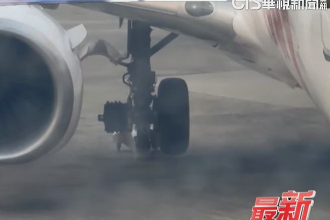 8일 오후 3시 55분쯤 대만 타오위안 공항에 착륙하던 티웨이항공 여객기에서 바퀴 타이어가 빠지는 사고가 발생했다. 사고 여객기 바퀴 한쪽에 타이어가 빠져 빈 모습. [대만 CTS 갈무리}