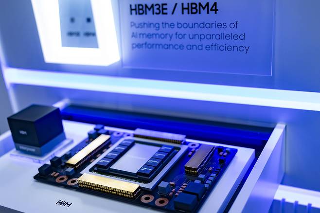 삼성전자가 지난해 10월 서울 강남구 코엑스에서 열린 ‘반도체 대전(SEDEX) 2025’에서 전시한 HBM3E와 HBM4. [게티이미지]