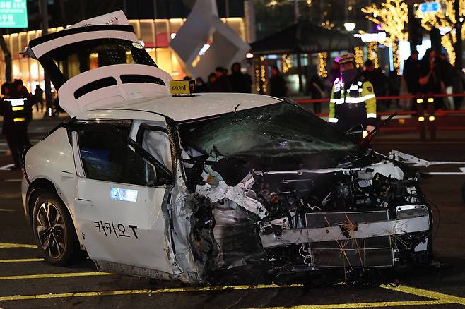 지난 1월 2일 오후 서울 종로구 종각역 인근에서 퇴근길 추돌사고가 발생해 1명이 숨지고 9명이 다친 사고 현장 모습. 70대 택시 기사 A 씨의 간이 검사에서 모르핀 양성 반응이 나와 마약 투약 의혹이 제기됐으나, 국과수 정밀 검사 결과 종합감기약 복용에 따른 반응으로 확인됐다. [뉴시스]