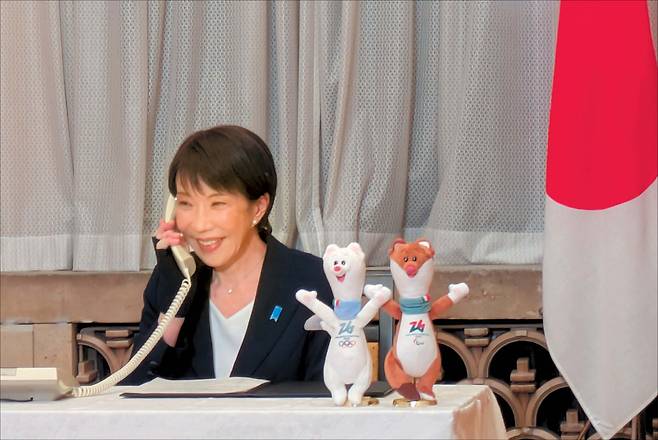 일본 집권 자민당이 중의원 선거에서 전체 465석 중 316석의 역대 최다 의석수를 확보하며 역사적 대승을 거뒀다. 자민당 압승을 주도한 다카이치 사나에 총리는 자신의 정치 스승인 아베 신조 전 총리와 같은 강한 권력 기반을 구축하게 됐다. 사진은 다카이치 총리가 9일 밀라노-코르티나 동계올림픽에서 일본 첫 금메달을 획득한 스노보드 기무라 기라 선수에게 축하 전화를 하는 모습.  [다카이치 총리 X 캡처]