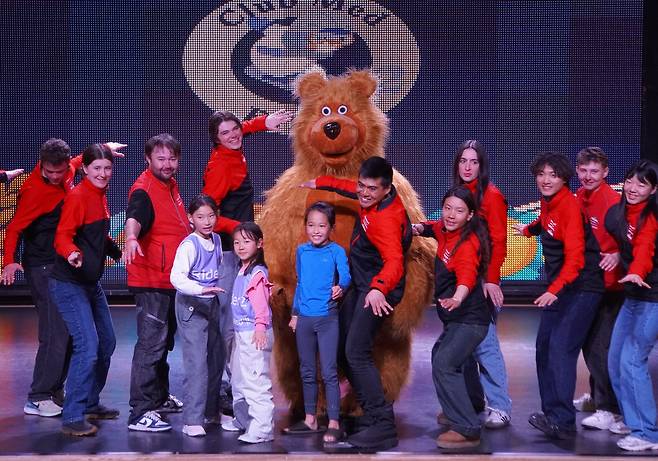 삿포로 클럽메드 사호로 리조트 스키멘토와 어린이 제자들의 수료식 모습