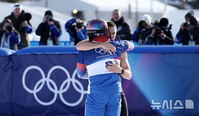 [리비뇨=뉴시스] 김근수 기자 = 스노보드 김상겸이 8일(현지 시간) 이탈리아 리비뇨 스노우파크에서 열린 2026 밀라노·코르티나 담페초 동계올림픽 스노보드 남자 평행대회전 결승에서 은메달을 차지한 뒤 금메달 오스트리아 벤야민 카를과 포옹하고 있다. 2026.02.08. ks@newsis.com