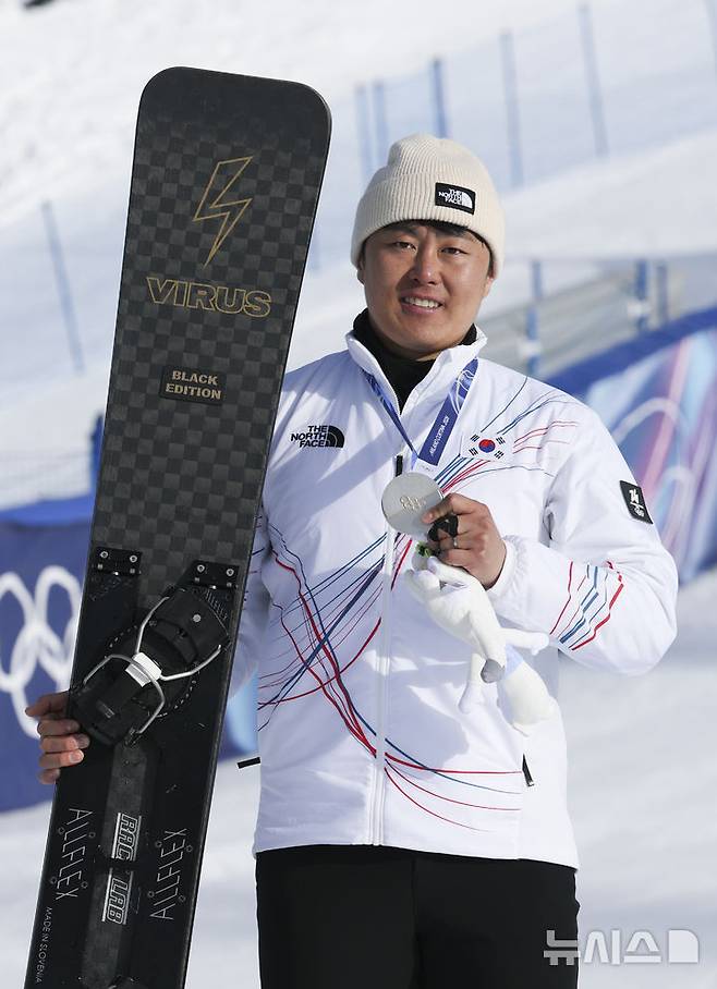 [리비뇨=뉴시스] 김근수 기자 = 스노보드 은메달리스트 김상겸이 8일(현지 시간) 이탈리아 리비뇨 스노우파크에서 열린 2026 밀라노코르티나 담페초 동계올림픽 스노보드 남자 평행대회전 메달 시상식에서 기뻐하고 있다. 2026.02.08. ks@newsis.com