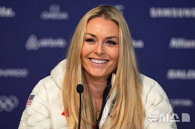 [코르티나담페초=AP/뉴시스] 스키 여제 린지 본(미국)이 3일(현지 시간) 이탈리아 코르티나담페초에서 기자회견을 하고 있다. 2026.02.04.