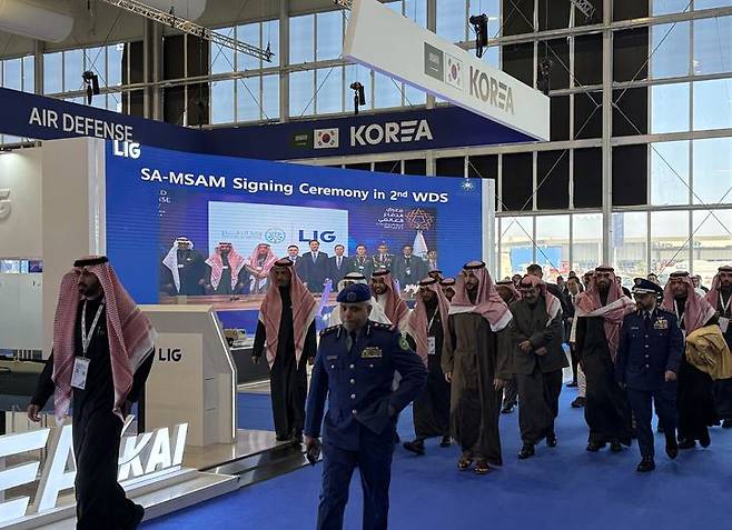 [서울=뉴시스] 칼리드 빈 살만 사우디아라비아 국방부 장관이 8일(현지 시간) 사우디아라비아 리야드에서 열린 '국제방산전시회(WDS) 2026'에서 한국 기업 부스를 둘러보고 있다. (사진=LIG넥스원 제공) 2026.02.09. photo@newsis.com *재판매 및 DB 금지