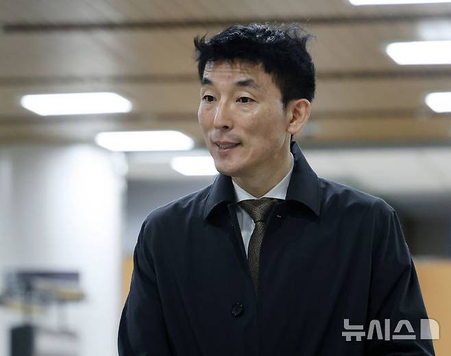 [서울=뉴시스] 이영환 기자 = 김용현 전 국방부 장관 변호인 이하상 변호사가 지난해 3월27일 오전 서울 서초구 서울중앙지방법원에서 열린 김 전 장관의 내란 혐의 2차 공판에 출석하고 있다. 2025.03.27. 20hwan@newsis.com