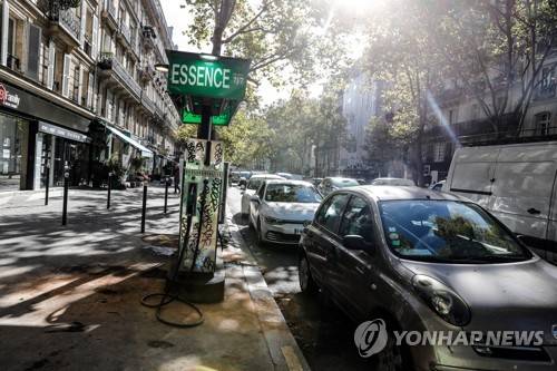 파리 거리에 주차된 차 [EPA 연합뉴스 자료사진 재판매 및 DB 금지]
