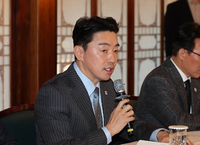 강훈식 대통령 비서실장이 8일 서울 종로구 삼청동 총리공관에서 열린 고위당정협의회에서 발언하고 있다. 오른쪽은 김민석 국무총리. 연합뉴스