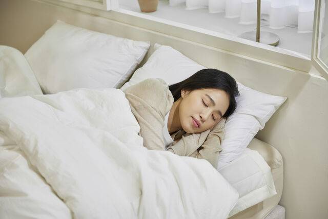 왼쪽으로 누워 자는 자세는 위산 역류나 소화불량 완화에 도움이 된다고 알려져 있다. 클립아트코리아