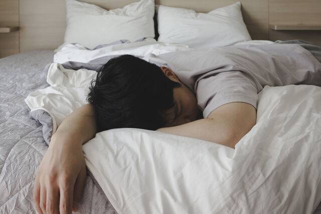 엎드려 자는 자세는 되도록 피하는 것이 좋다. 클립아트코리아