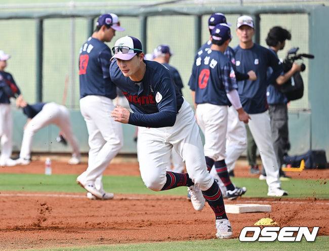 [OSEN=타이난(대만) , 이석우 기자] 프로야구 롯데 자이언츠가 31일(한국시간) 대만 타이난 아시아-태평양 국제야구센터에 스프링캠프를 차리고 구슬땀을 흘렸다.김태형 감독 등&nbsp;코치진과 투수&nbsp;20명,&nbsp;포수&nbsp;5명,&nbsp;내야수&nbsp;9명,&nbsp;외야수&nbsp;7명 등 총&nbsp;41명의 선수단이 1월 20일까지 1차 캠프에서 체력 강화와 기술 훈련을 치른 뒤 21일부터 3월 5일까지 일본 미야자키로 옮겨 2차 캠프에서 구춘리그에 참가해 실전 감각을 점검한다.롯데 윤동희가 훈련하고 있다. 2026.01.31 / foto0307@osen.co.kr