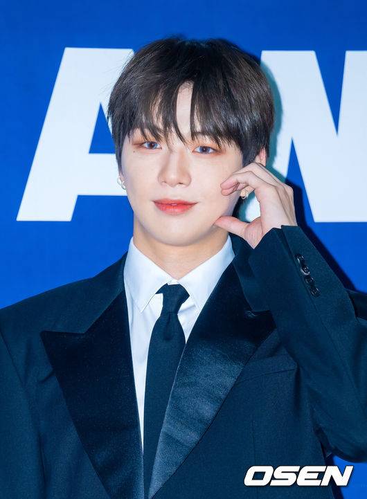 [OSEN=민경훈 기자] 21일 오후 서울 송파구 잠실실내체육관에서 '2025&nbsp;케이 월드 드림 어워즈'(2025 K WORLD DREAM AWARDS) 블루카펫 및 포토월 행사가 진행됐다.지난&nbsp;2017년 '제1회 소리바다 베스트 케이뮤직 어워즈'로 출발해 올해로&nbsp;9년째 이어지고 있는 이 시상식은 글로벌 시장에서 케이팝을 빛내고 있는 주역들과 셀럽들이 한자리에 모여 다채로운 볼거리를 제공한다.강다니엘(KANG DANIEL)이 입장하며 포즈를 취하고 있다. 2025.08.21 /rumi@osen.co.kr