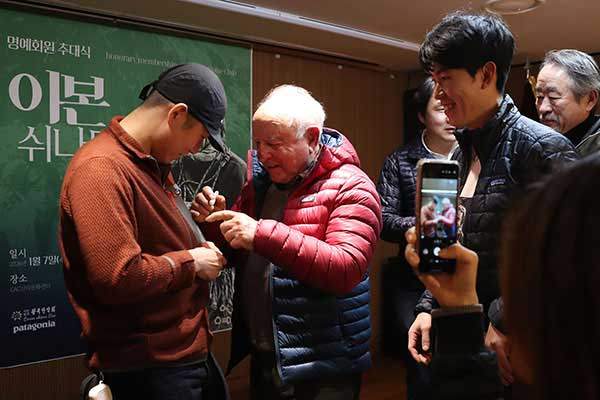 열띤 사인 경쟁. 청중 대부분 파타고니아 옷을 입고 왔다.