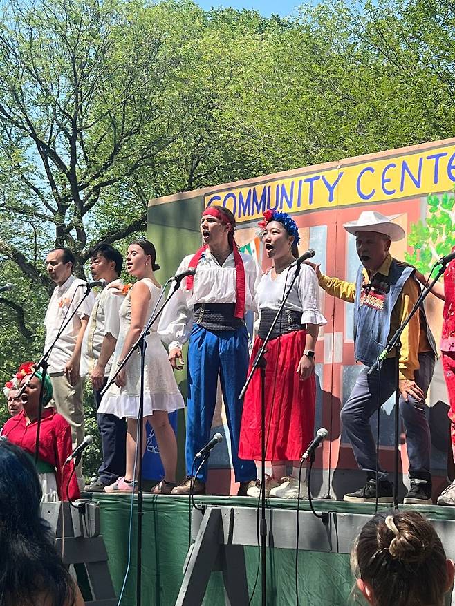 TNC 작품에 유일한 한국인 배우로 참여한 최연실(오른쪽에서 두 번째)이 뉴욕 5개 자치구 전역의 주요 랜드마크를 돌며 순회 공연을 펼치고 있다.