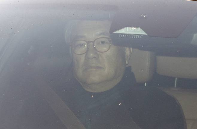 ‘윤 대통령실 PC초기화’ 정진석 피의자 조사 - 윤석열 전 대통령 파면 직후 용산 대통령실 컴퓨터 초기화를 지시한 의혹을 받는 정진석 전 대통령실 비서실장이 피의자 신분 조사를 받으려 8일 오전 서울 종로구 경찰청 3대 특검 특별수사본부로 출석하고 있다. 뉴스1