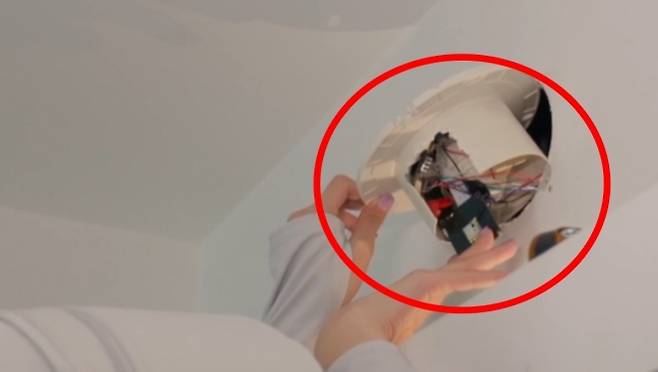 중국 정저우의 한 호텔 객실의 벽면 환기구에 설치된 몰래 카메라. BBC 제공