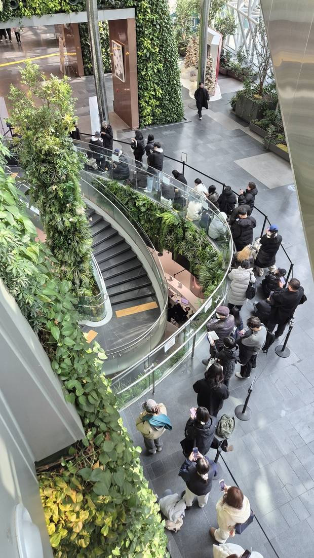 시민들이 ‘내 친구 서울 서울갤러리’에 입장하기 위해 줄을 서고 있다. 사진제공=서울시