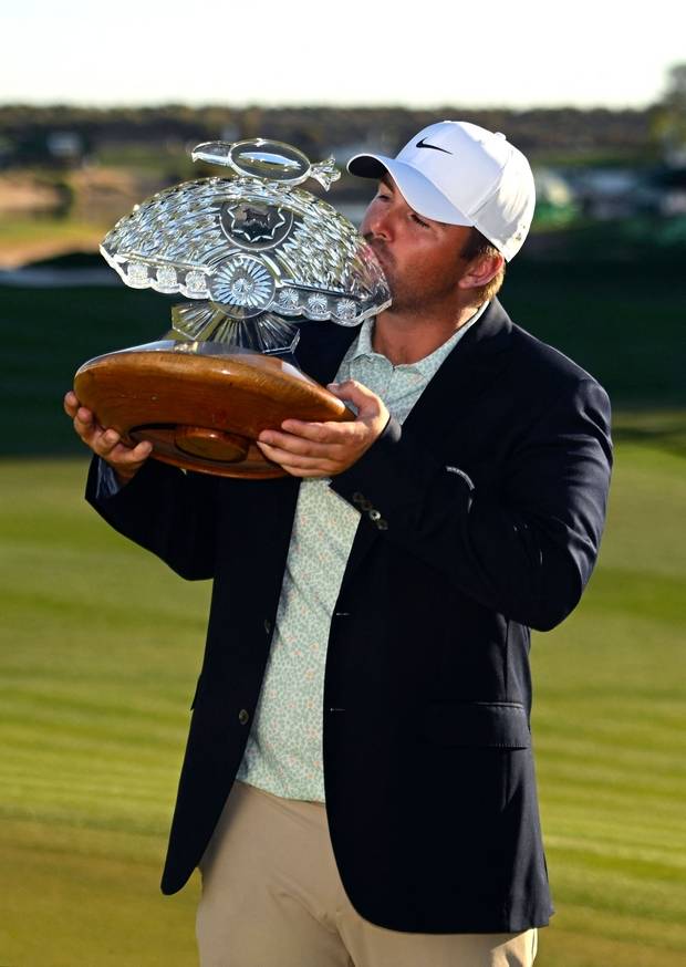 크리스 고터럽이 8일(현지 시간) 미국 애리조나주 TPC 스코츠데일에서 끝난 피닉스 오픈에서 우승한 뒤 트로피에 입을 맞추고 있다. AFP연합뉴스