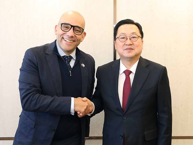 7일 이장우 대전시장(오른쪽)이 크리스토퍼 스키트 캐나다 퀘백주 대외관계부 장관과 지방정부 간 협력 강화 방안을 논의했다. ⓒ대전시