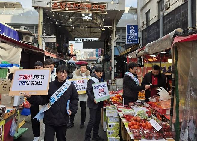 지난 5일 온양온천시장에서 온양온천상인회와 함께 '전통시장 고객선 지키기 및 아산페이 이용 활성화 캠페인'을 실시하고 있다. ⓒ아산시 제공