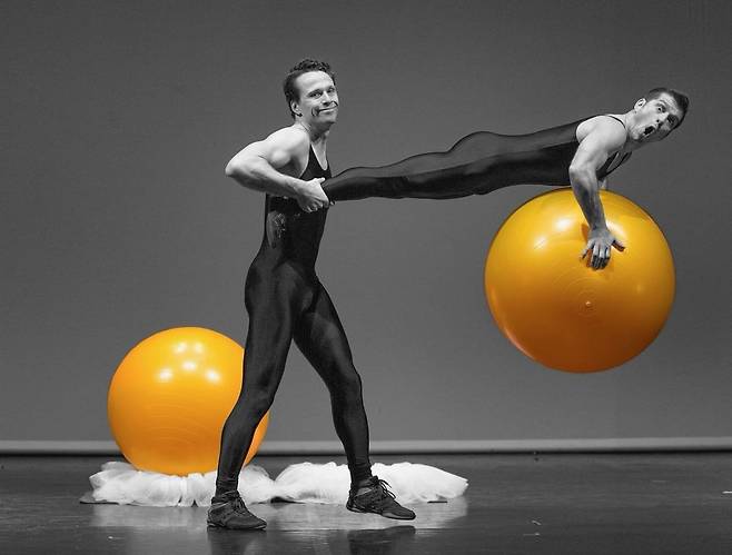 캐나다 코믹 아크로바틱 듀오 ‘레 비타미네‘