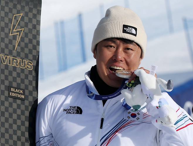 김상겸이 8일(한국시간) 스노보드 남자 평행대회에서 은메달을 따낸 뒤 메달을 입으로 깨무는 세리머니를 펼치고 있다. 그는 한국 올림픽 역사상 400번째 메달의 주인공이 됐다. 리비뇨(이탈리아)|뉴시스