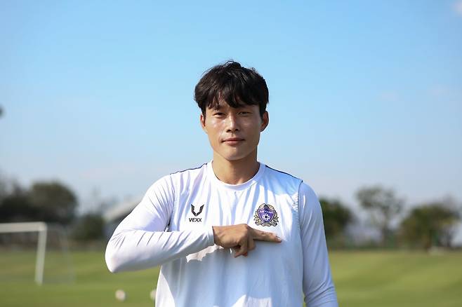안양 이창용은 2026시즌을 끝으로 FA 신분이 된다.&nbsp;지난달 태국 촌부리에서 진행된 안양의 1차 동계전지훈련에서 상의 엠블럼을 가리키며 각오를 다지는 이창용. 사진제공｜한국프로축구연맹