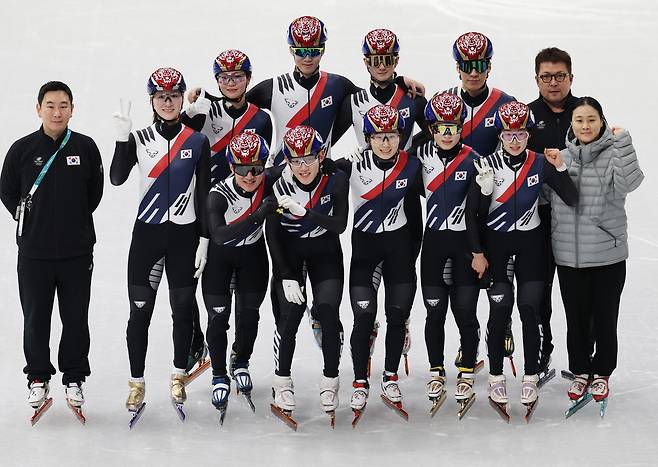 2026 밀라노-코르티나담페초 동계올림픽 개막을 이틀 앞둔 4일(현지시간) 밀라노 아이스스케이팅 아레나에서 훈련을 마친 한국 쇼트트랙 최민정과 황대헌 등 선수들이 기념사진을 찍고 있다. 2026.2.4 연합뉴스