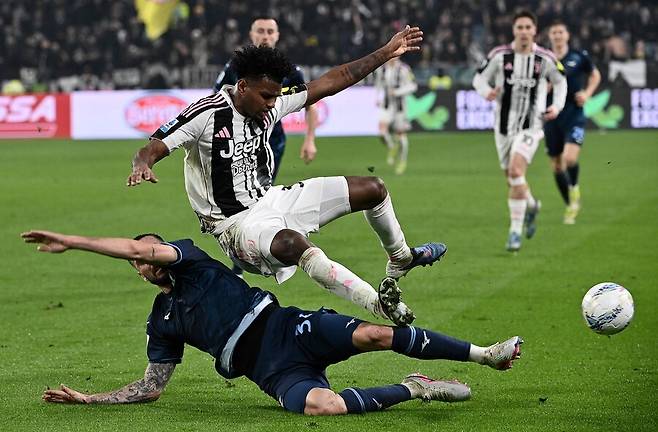 ▲ 아탈란타-라치오전에서 심판의 판정에 분노한 루치아노 스팔레티 유벤투스 감독. 수비수 후안 카발이 마리오 길라에게 밀려 넘어져 페널티킥이 선언되지 않고 이어진 툰 쿠프마이너스의 골이 케프렌 튀람이 오프사이드 위치에 있었다며 취소된 것에 대해 대노했다. ⓒ연합뉴스/AFP