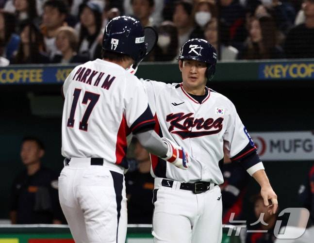 지난해 11월 16일 일본과 평가전에 나선 최재훈(오른쪽)이 박해민과 하이파이브하고 있다. /사진=뉴스1