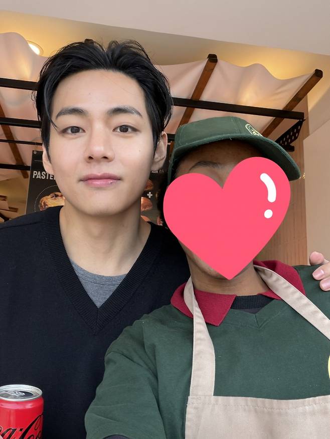 "안녕, 고마워" 방탄소년단 뷔, 포르투갈 9년 성덕 아미와 다정 투샷