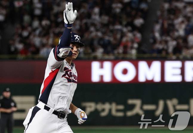 지난해 11월 일본과 평가전에서 9회말 동점 홈런을 터뜨리고 세리머니를 하는 김주원. /사진=뉴스1