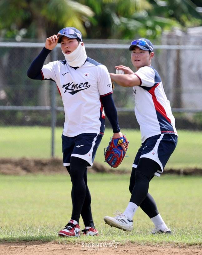 김주원(오른쪽)이 지난 1월 사이판 WBC 대표팀 1차 캠프에서 김혜성과 함께 수비 훈련을 하고 있다. /사진=강영조 선임기자