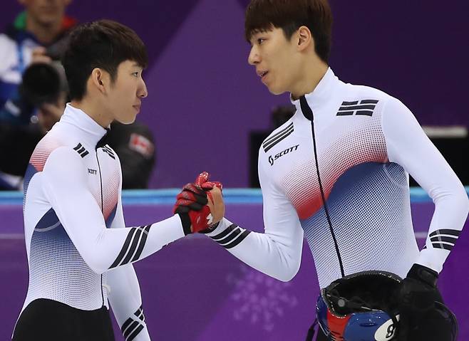 황대헌(오른쪽)과 린샤오쥔은 2018 평창 올림픽 쇼트트랙 남자 500m에서 각각 은메달과 동메달을 따냈다. 린샤오쥔은 이후 중국으로 귀화했다.  연합뉴스