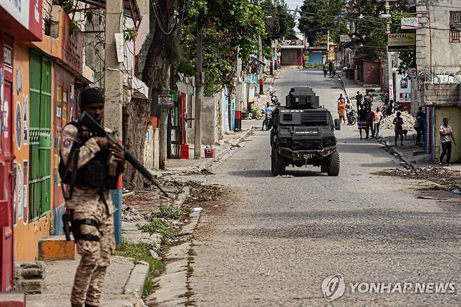 7일(현지시간) 아이티 수도 거리에 배치된 경찰관 [포르토프랭스 EPA=연합뉴스. 재판매 및 DB 금지]