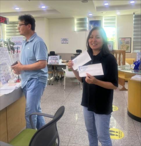 한국의 한 지자체에서 서류를 떼는 네덜란드 입양인 최경희 씨  오른편이 최씨, 왼쪽은 류동익 대표. 최씨는 유전자 검사로 미국에 있는 친척을 찾았고, 그분의 도움으로 한국에 거주하는 가족을 추적해서 찾고 있다. [류동익 대표 제공]