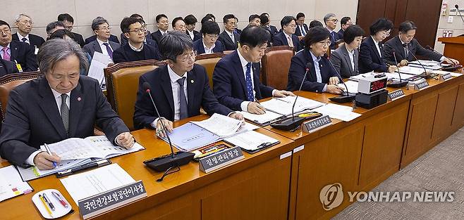 국감에서 답변하는 정은경 복지부 장관 정 장관이 2025년 10월 30일 국회 보건복지위원회에서 열린 2025년도 종합 국정감사에 출석해 의원 질의에 답하고 있다.
[연합뉴스 사진]
