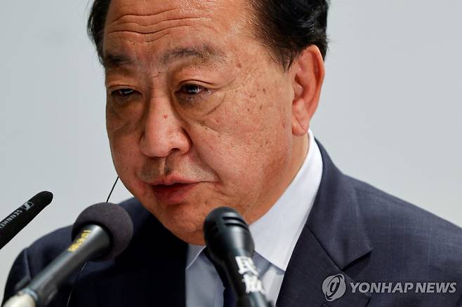 굳은 표정의 노다 요시히코 공동대표 (도쿄 로이터=연합뉴스) 일본 최대 야당 중도개혁 연합 노다 요시히코 공동대표가 8일 중의원 선거(총선) 이후 참패 전망에 굳은 표정으로 발언하고 있다.