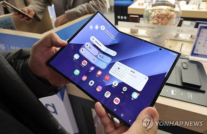 삼성 트라이폴드 써 보는 고객 [연합뉴스 자료사진]