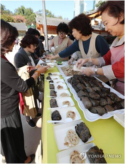 연근과 연잎 사찰음식 [연합뉴스 자료사진]