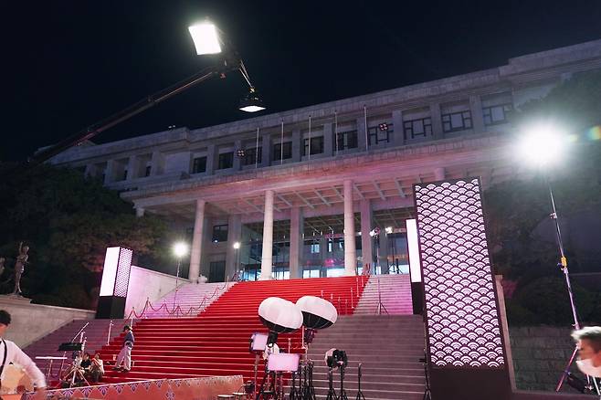 넷플릭스 시리즈 '이 사랑 통역되나요?' 촬영 중인 경남대 본관 [경남대학교 제공. 재판매 및 DB 금지]