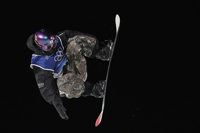 9일(현지시간) 이탈리아 리비뇨 스노파크에서 열린 2026 밀라노-코르티나담페초 동계올림픽 스노보드 여자 빅에어 결선에서 유승은이 묘기를 펼치고 있다. 2026.2.10 /연합뉴스